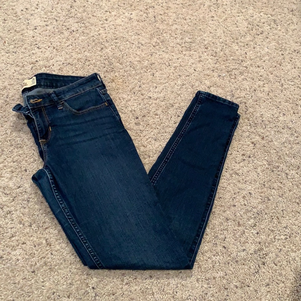 Hollister dark wash super skinny jeans. Size 7 long. Good condition.